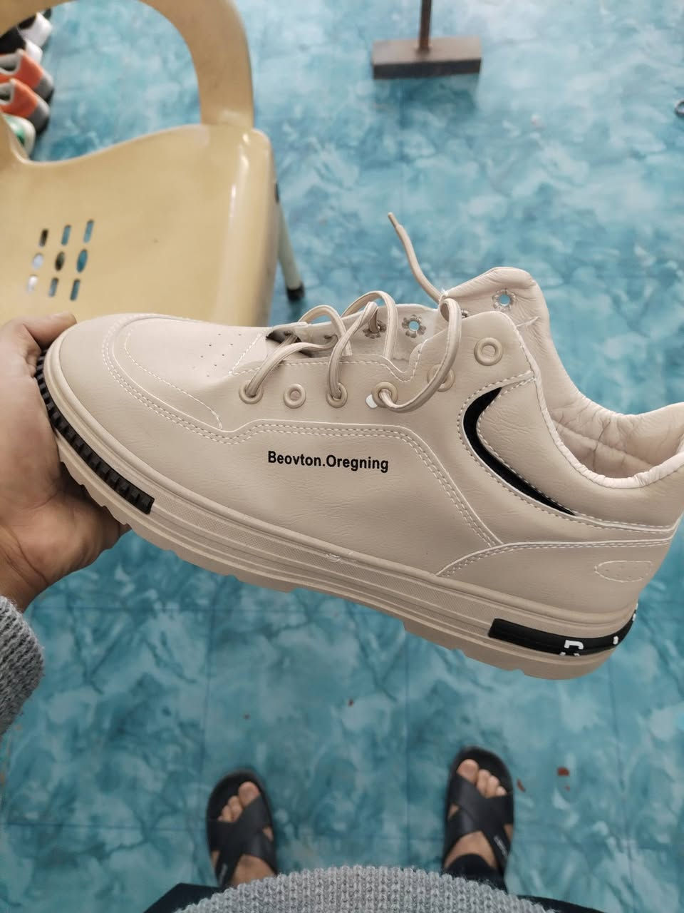 سلام عليكم عدي حذيه شلعه تقريب 43 زوج حذيه كله نضيفه ومابيه مضروب هاي كم قطعه منهن. و بسعر مناسب. ***********
