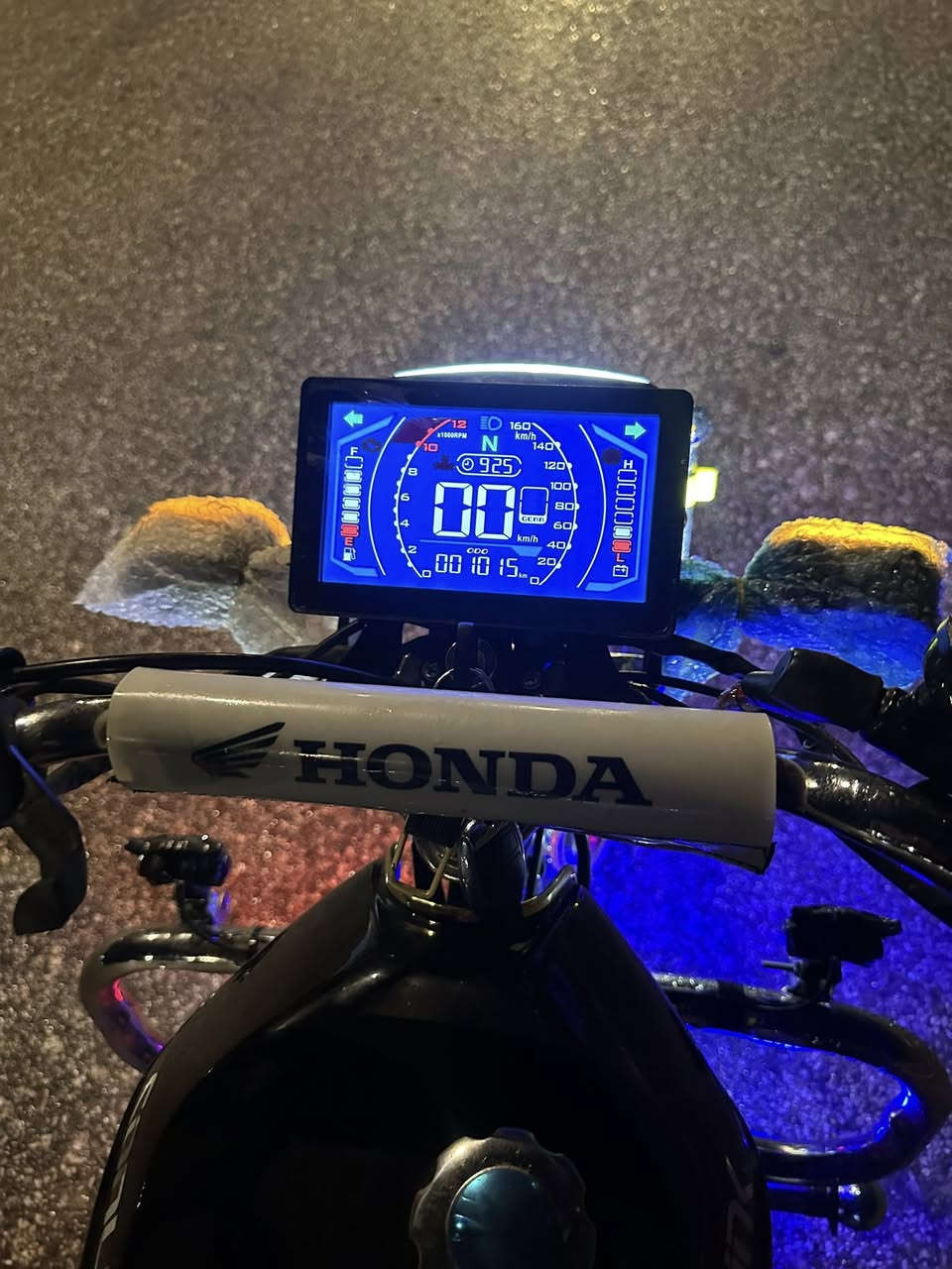 السلام عليكم
ماطور25 زنجيل محرك 200
النضافه خير من الله سويجات2 بصمات2 
مكاني القائم حصيبة للاتصال***********
