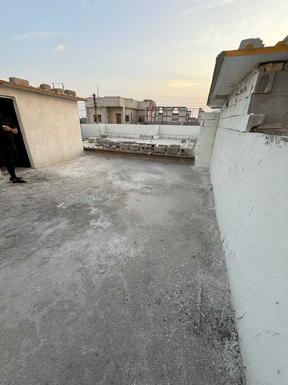 اسعد الله اوقاتكم بكل خير 

دار سكن للبيع 🏠
العنوان بصره ابو الخصيب شارع ابو كوصره
قرب سنتر طه
البيت ركن على شارعين
على شارع تبليط 10م
وشارع جانب لبيت 10م
توفر جميع لخدمات

مساحه البيت  155م 
نوع العقار طابو زراعي
بأسم عراقي سند 25

محتويات البيت ⬇️
كراج + حديقه
دوانيه
صاله كبيره
غرف نوم 2
مطبخ
صحيات خارجي وداخلي

السعر 60 💲مليون بي مجال

ملاحضه البيت سقف كونكريت بس لديوانيه سندويج

لاستفسار تواصل على رقم 

***********
