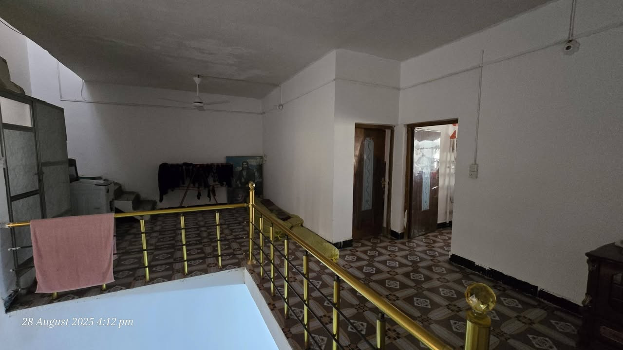 سلام عليكم
دار للبيع  بمساحة ٢١٦ م في الحلة حي المهندسين واقع في الفرع مقابل مجمع الامين الطبي مجاور فرن صمون العسل عرض شارع ١٥ متر 
يبعد مسافة ١٠٠ م عن الشارع الرئيسي
سعر البيع ٢٣٠ مليون
طابو صرف بناء ٢٠١٠ وترميم ٢٠٢٥ وحالة الدار جيده جدا 
بناء طابوق جمهوري وسقف صب مسلح  
طارمه بأرضية بورسلين تكفي سيارتين وحديقة كبيرة 
ممر داير الدار بلا مناور 
الطابق الاول ارضية كرانيت ومكون من هول و استقبال و مطبخ و غرفة و صحيات
الطابق الثاني ارضية بورسلين ومكون من هول و غرفتين و صحيات و بلكونه
سطح ارضية فرشي
للتواصل
 ***********
***********
