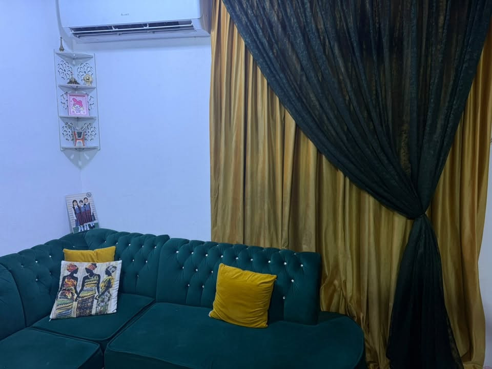 طخم ديوان للبيع
خمس قطع وزاويتين 
٩ متر 
الطخم نظيف وجديد مثل ما موضح بالصور
وياه البرده هديه 
السعر ٥٠٠ الف وبي مجال بسيط 
للتواصل ***********
