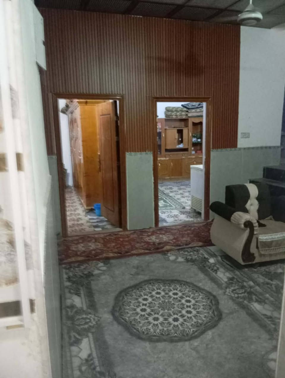 سلام عليكم
بيت زراعي 150 متر يتكون من غرفتين نوم وصاله وحمامات
رباط كونكريت سقف عكاده جديد بناء بلوك وبراني كامله عوزه فقط بياض مكان بيت سكك قرب سواق البصره يبعد عن سكك 300 متر كافة خدمات 
السعر 40 وبي مجال بسيط الاستفسار اكثر اتصل
***********
