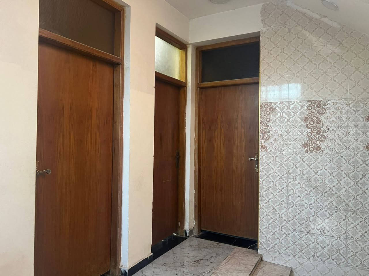 السلام عليكم بيت للبيع 80 متى غرفه نوم واستقبال الطابق الثاني ثلاث غرف حمامات اثنين العنوان بغداد شعله شارع 60 ‏‪***********‬‏
