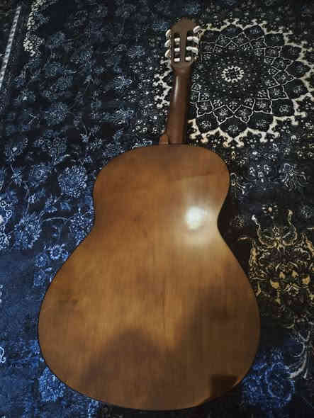 للبيع غيتار كلاسيكي نوعه ياماها c40
الغيتار شبه جديد مشتريه من شهرين 
نضيف مابيه شي موجود هوة وكارتونته والاوتار مامبدلهن. 
الي يريد يشتريه يراسلني عالواتساب لو تلكرام
الرقم: ***********
السعر:125 الف
