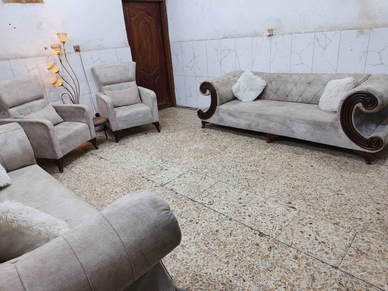 تخم تكمه نظيف جدا 8مقاعد ب220الف وبي مجال المكان الوشاش *********** يوجد توصيل بكروة يوجد واتس اب
