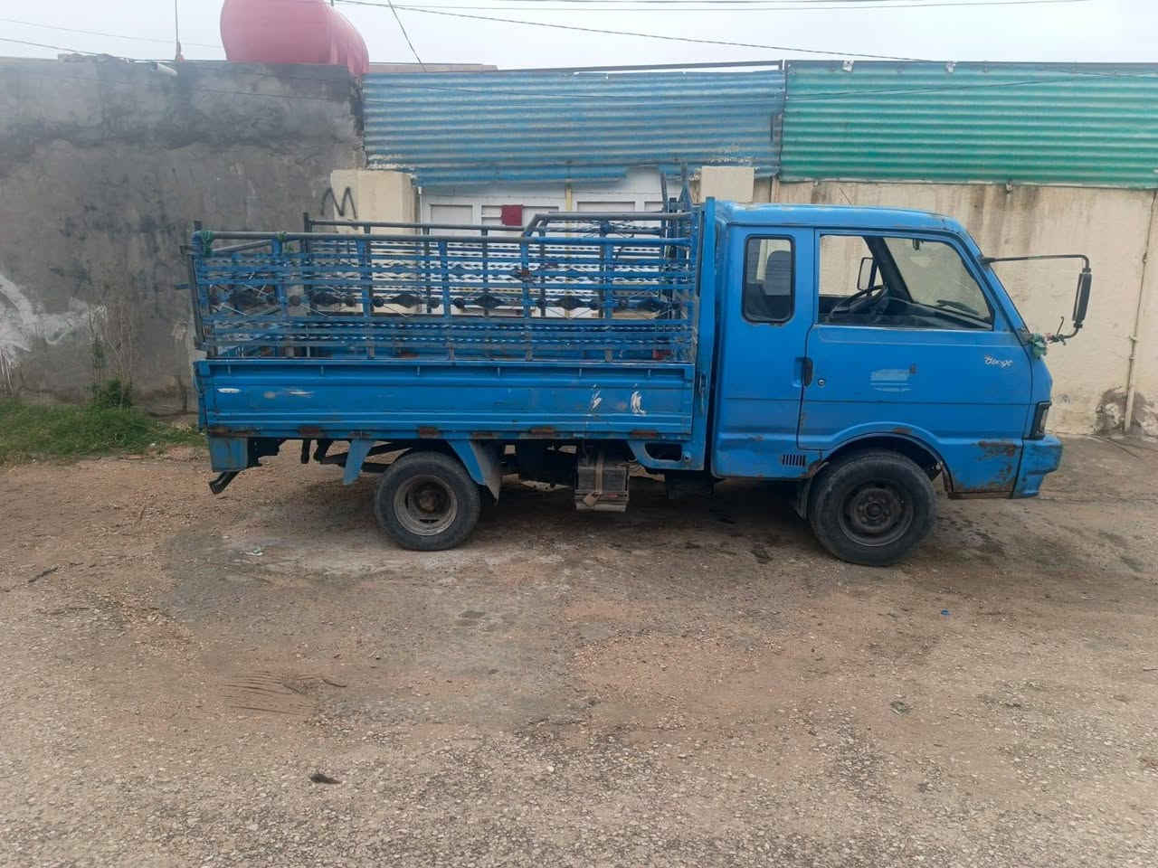 سلام عليكم كيا بنكو مديل 94قمارا وربع 6جنكال مكينه نضيفا شاصي رقم شاصي مكفولات رقم بابل اصفر شرط تحويل مكان كربلاء سعر35بيها مجال 
***********
