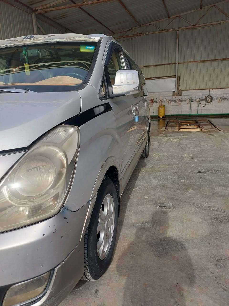 السلام عليكم استاركس للبيع موديل 2009فول مواصفات مكينه لاتنقيص ولاتبخير شواصي كفاله سنويه لل30انكليزي باقي على اللوحات مصفره هيئة وغرامات السياره مال جناي تحويل مباشر *********** مكاني بلصويره مامتواجد على النت
