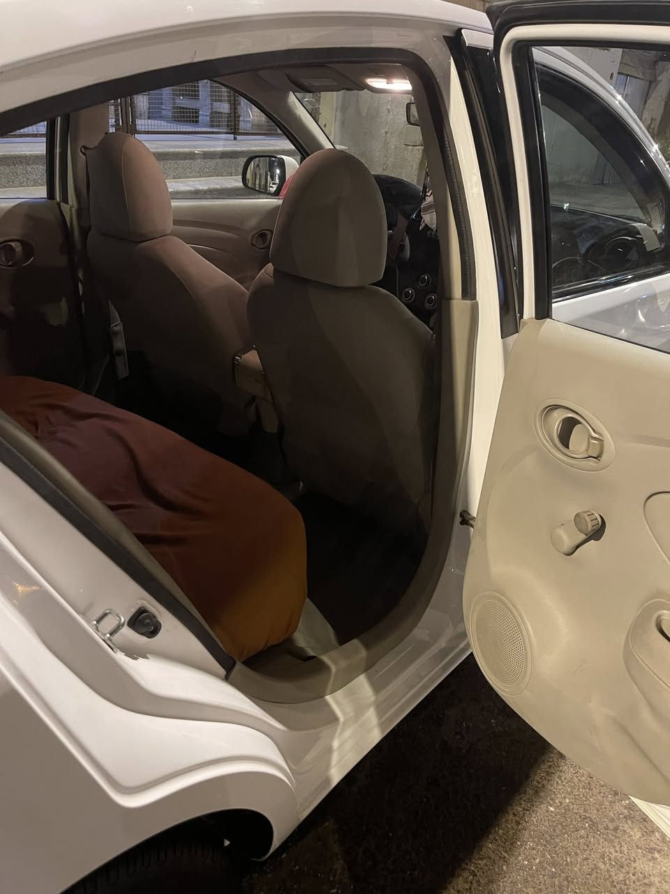 السلام عليكم                                                      نيسان صني هندي مديل 2022 
سياره مكفوله من الظربه والصبغ ماعده رصعات بل صندوق وبل جاملغ الخلفي مبينه بل صوه ماشيه 77 km حقيقي 
المكان البصره_المعقل رجاً مو شراي لا تدخل وتعبني 
الرقم للتواصل واتساب ***********
