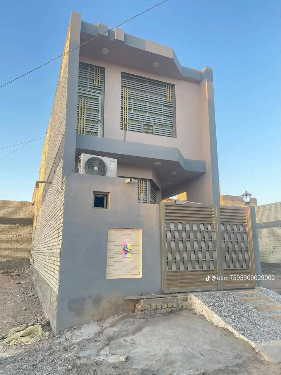 للبيع بيت مساحه 100 م
 طابق ونص بحي النداء شارع المجمعات منطقه ال 52

 غرفتين وصالتين وأستقبال ومطبخ وتخاريج ومنور شارع 15 سعر 95 مليون وبي مجال للشراي
الاستفسار واتساب ***********
***********
