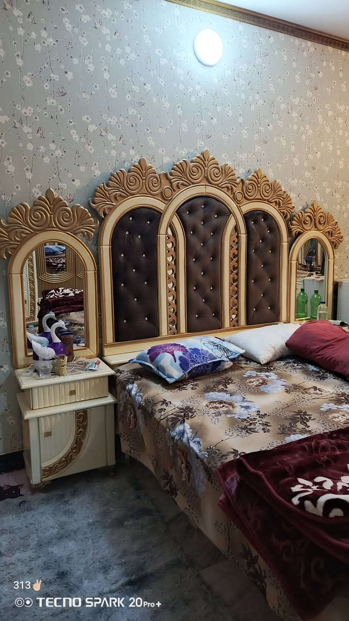 السلام عليكم /اللهم صل على محمد وال محمد /
غرفة للبيع شغل عراقي عراقي  قوي بتصميم تركي  نظافة 95٪ 

كنتور 6 بيبان + زاوية نفس تصميم الكنتور + ميز تواليت
+جزامه عاليه +جرباية كاملة مع التاج وكل ملحقاتها 

الغرفة مرتبه ونظيفة وجديدة بعدها وخشبها قوي 

بس الزاوية تحتاج الها جامه ويدات باب  موضح بالصور 

السعر 1,350,000 مليون وثلثميه وخمسين وبيها مجال 
السرير طبي ينباع مع الغرفة .

العنوان / الناصرية حي اور 
الرقم / ***********
