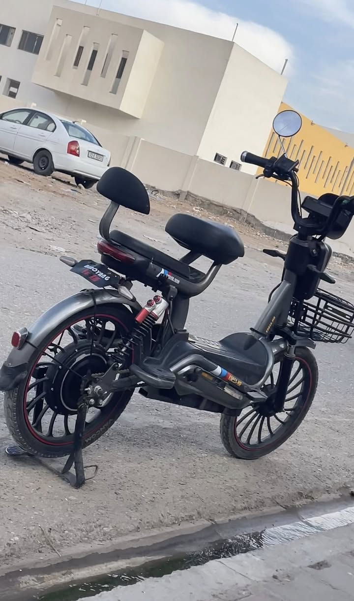 السلام عليكم 
دراجة شحن للبيع 
2023 
5 بطاريات 
4 سرع 
بريك وسط 
لايت شغال اشارات 
تاير جديد 
بصمات عدد 2
سويج عدد 3 
سرعة 50 عالرابع بس الحقيقي 30 -40 دراجة نشطة ونظيفة وتكفي شحن يومين 
بطاريات بالشرط 
الدراجة مكفولة من كلشي 
*********** واتساب فقط لتتصل 
متواجد ماسنجر هم
