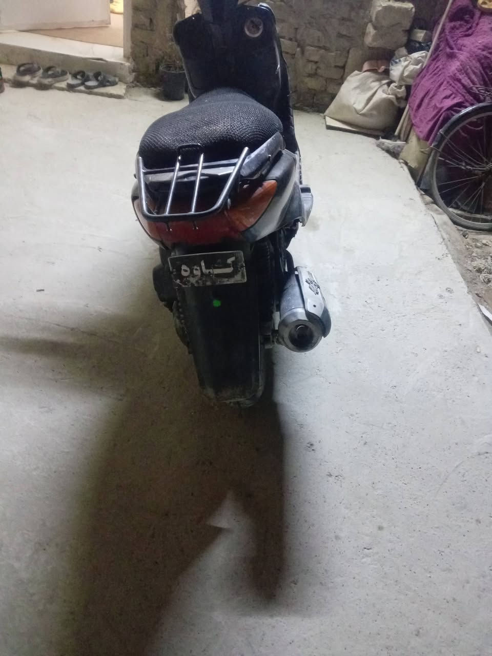 سلام عليكم سكنس نثية دراجة خير من الله شلعة معدل كهربائيات كلها شغالة سلف هندر وعداد سرعة عداد بانزين اشاير  السعر 250 وبيها مجال *********** بغداد مدينة الصدر بجمها الامامي موجود
