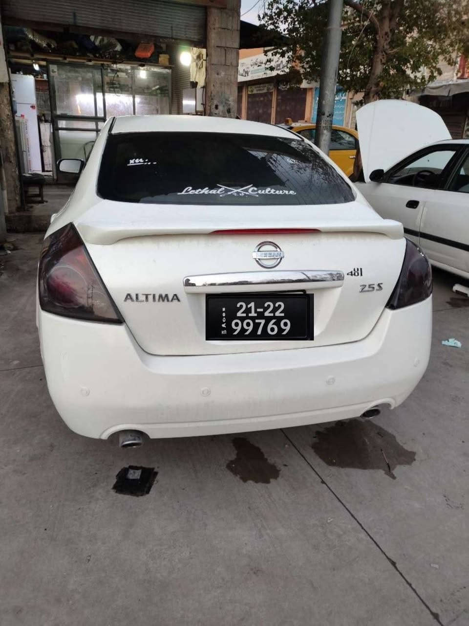 نیسان ئاڵتیما 2008 خلیجی 
سەیارەكە بڕاوەیە  زۆر خاوێن و بێ مەسرەفە
بەردی ساڵۆنسای تێدایە بەنزین زۆركەم دەخوات
بەسمەیە و چوار تایەی نوێی لەبنە
گێڕ و مەكینەی بەشەرتە  و گێڕی دەبڵ  
ماڵی دۆستە و سەیارەی ماڵەوەیە كامل مەسروف كراوە 
گۆڕیننەو بەس ئەڤەنتی یان شاهینە
شوێن رانیە 
*********** رانية, السليمانية
