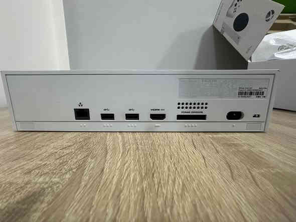 السلام عليكم
اكسبوكس سيريس اس نسخة 512G مستعمل نظافة 100% ممفتوح واستعمال سنة يجي وية الكارتونة وجميع ملحقاتة الاصلية

فقط الجوستك بيه ضرر بسيط بطرف مثل ماموضح بصورة

ويجي وية جهاز كيم باس 9 اشهر (ضمان على طول الاشتراك) 

سعر 350 ألف وبي مجال بسيط لشراي

توصيل داخل محافظة المثنى بتحديد سماوة مجانا

ويجود توصيل لباقي المحافظات

تواصل واتساب : ***********
