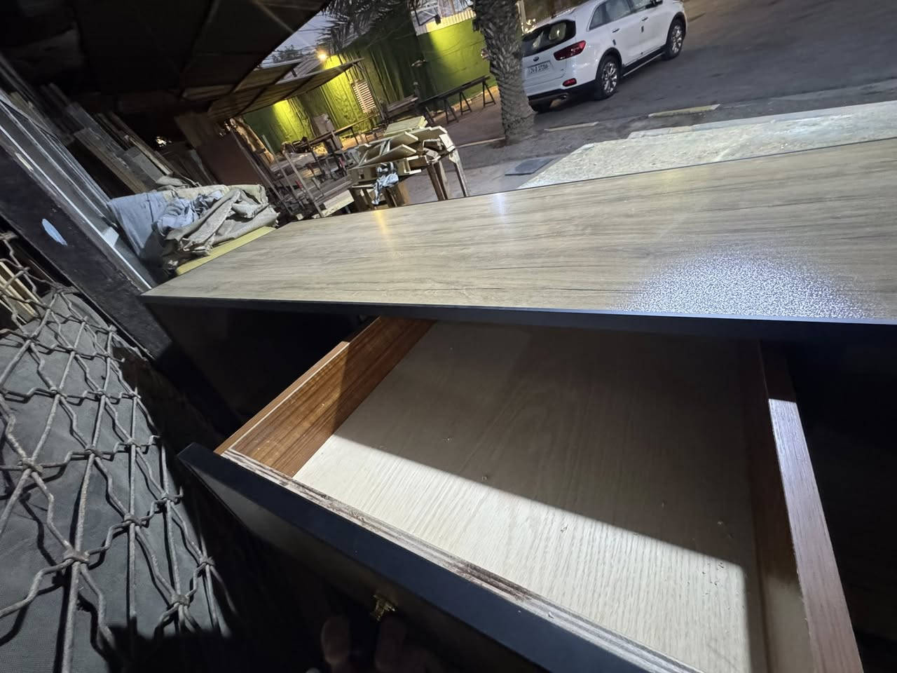 ميز كاشير كمل اليوم خشب MDF
فصلتة للأسواق (كاشير)
القياسات:
الطول240
الارتفاع 115
العرض أو النزال60تقريباويزيد قليلاً
  عندي غلط بالقياسات تبعاً للمكان
وما انتبهت إلا عند انتهاء النجار
  كلفني 400,000الف دينار
اعرض لكم  البيع بسعر350وبي مجال
مكان تواجدي والميز في السيدية
للاستفسار أكثر الاتصال على الرقم،
*********** واتساب تيلكرام او اتصال
  وهذ الصور
