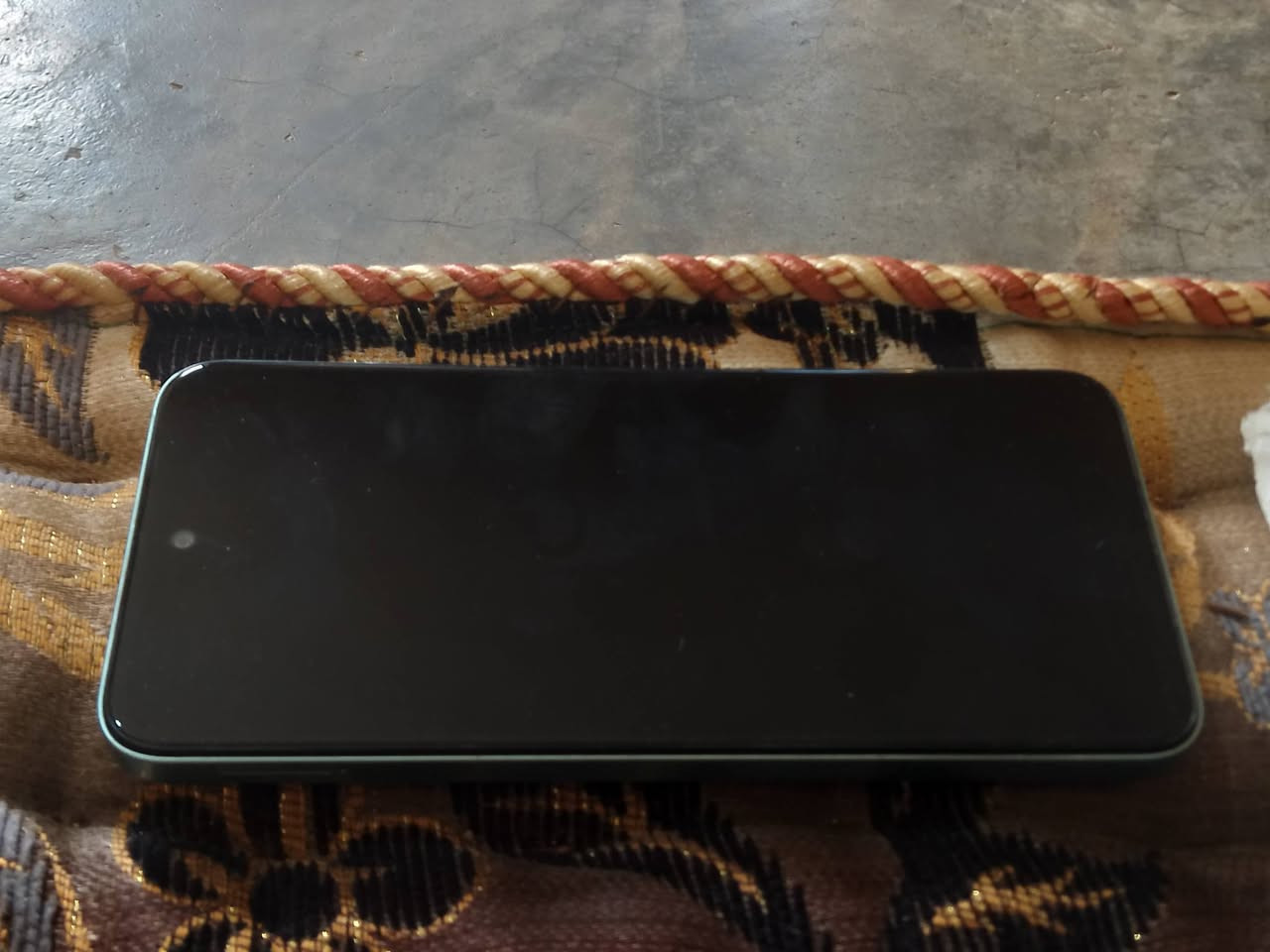 السلام عليكم موبايل للبيع بيه شرگ بل شاشه فقط بطارية %90 سعرو 90 وبيه مجال الاتصال على الرقم ***********
