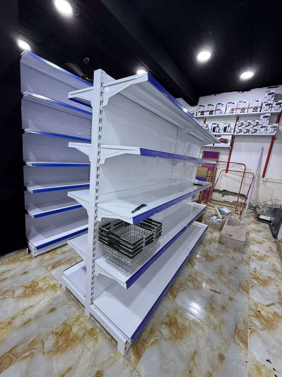 رفوف جدارية ارتفاع 2 وربع وعرض 8 متر وكل متر يحتوي على 7 رف حديد ثقيل استخدام قليل سعر المتر 150 ألف والمجموع 1.200.000 مليون 
*سفينة وسطية وجهين حديد ثقيل ارتفاع 1.80 متر وعرض 7.20 متر كل 120 متر يحتوي على 7 رف سعر السفينة 1.150.000 مليون 
عارضة جبس تربط مع السفينة جهتين ثقيل كل جهة تحتوي 4 سلة و2 رف سعرها 275 ألف 
ميز كاشير كبير 2 متر نظيف السعر 500 الف 
سلة تسوق عدد 5 السعر 25 ألف 
سلات جبس عدد 2 جديد السعر 60 ألف 
اتصال ☎️ ***********
***********
العنوان / كوت الزهراء
