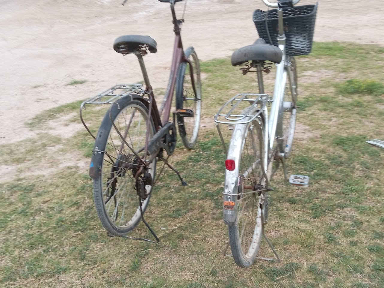 ألسلام عليكم بايسكلات البيع حجم ٢٦ مكان الصويره على طريق المطار الرقم ***********
