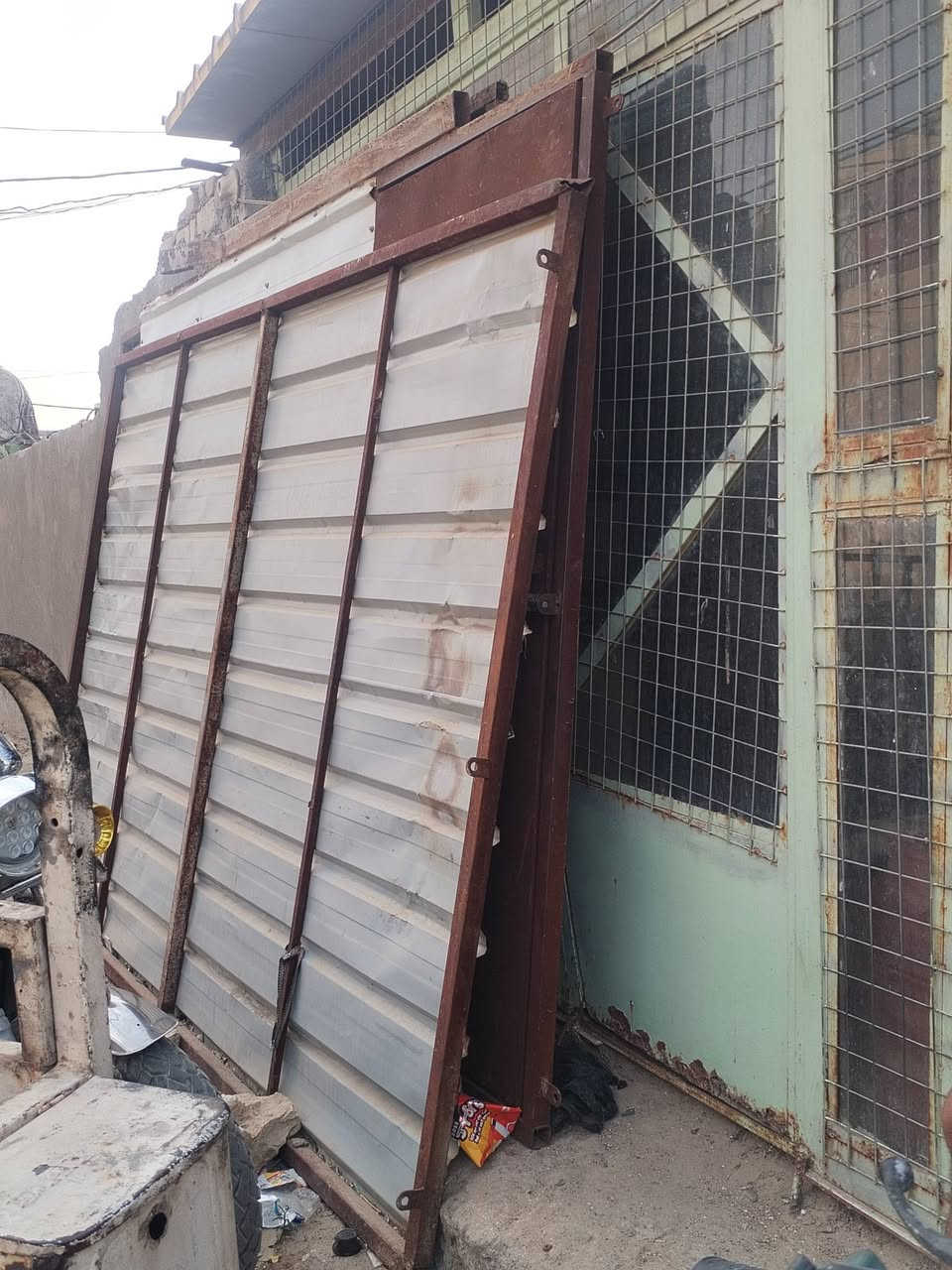 جنبر 3قطع ويه سكفه ينصب عل حايط بس 3قطع وسكف ماله نضيف ب 150وبيه مجال قليل هذ رقم صاحب الجنبر ***********
