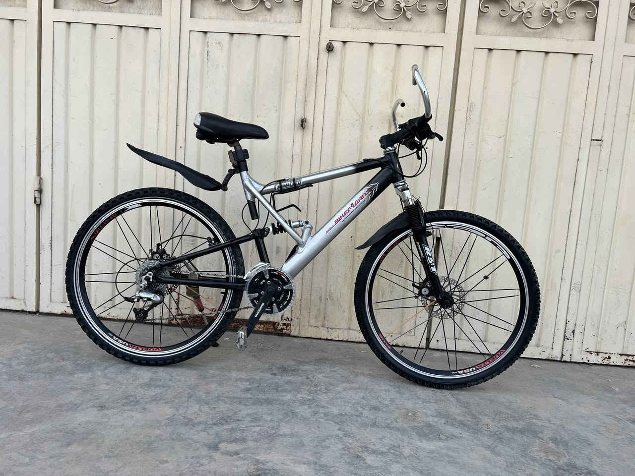 پاسکیل امریکی
حجم٢٦ 
جسم المنیوم 
برک دیسکDeore shimano 
ویل استیرە  Puls
اۆتۆماتیکی دوای shimano Deore xT
8 نمرەی دوا shimano 
3نمرەی پیشەوەshimano IG
 تایەکانی لەجۆری Schwalde 
بەتیقەی FOPGED ALUMINIUM
دەبلی پیشەوەی RST المنیوم 
 دبل دوا امریکی ١٠٥ 
سعر ١٩٠ هەزارە 
لە  قەزای ڕزگارین 
گەیاندن هەیە 
***********
