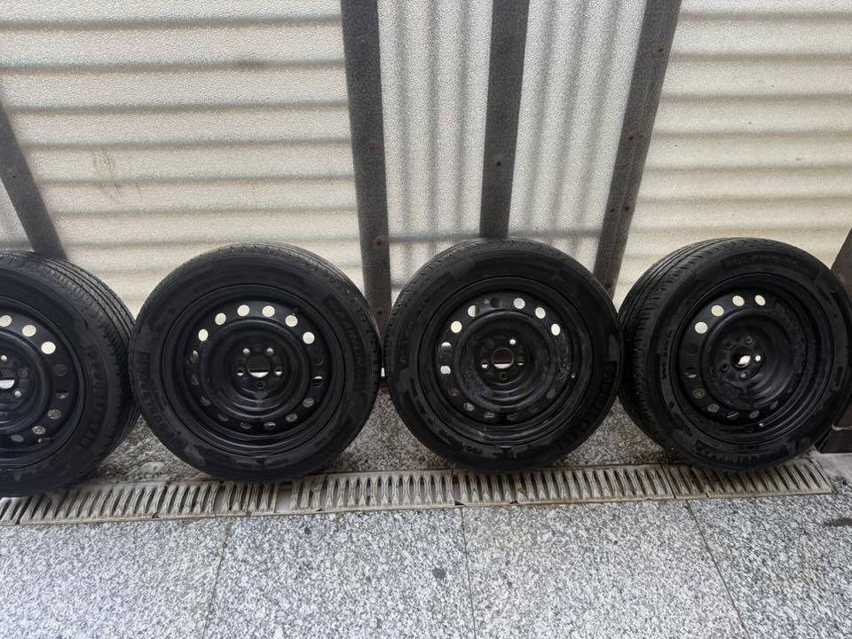 اربع رنكات وتيرات اخو جديدقياس 16/55/205
سعرهن 300 وبيهن مجال رقم الهاتف ***********
