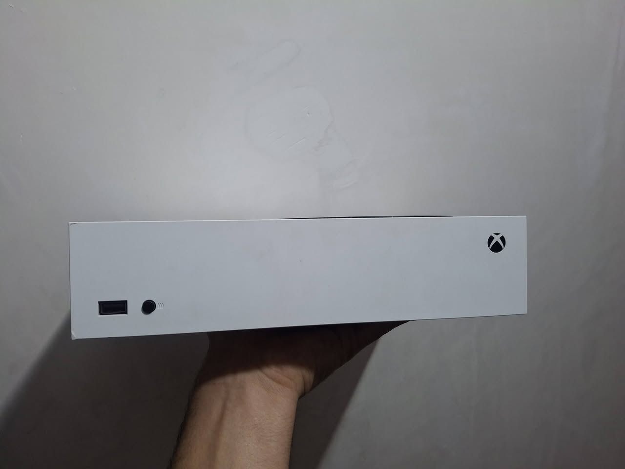 سلام عليكم شباب صار شهر من مفتوح من الكارتون او اكو وياه وصل شراء
هXbox Series S (512GB – أبيض) ويبان وياها يد تحكم أصلية + شاحن بطاريات DOBE. 

📦 معلومات الجهاز

الاسم: Xbox Series S

السعة: 512GB SSD

الدقة: حتى 1440p

الإطارات: يوصل 120FPS

التخزين: سريع (SSD)

الدعم: كل ألعاب Xbox الجديدة + القديمة (Backward Compatibility)

التحميل: ألعاب رقمية فقط (ما بيه CD)

🎮 المحتويات

جهاز Xbox Series S

يد تحكم أصلية Xbox

شاحن بطاريات DOBE (إضافة حلوة للبيع)

كرتون الجهاز 

✅ الحالة

نضيف

للجادين فقط

الي يحب يراسل خاص او يتصل *********** كربلاء
