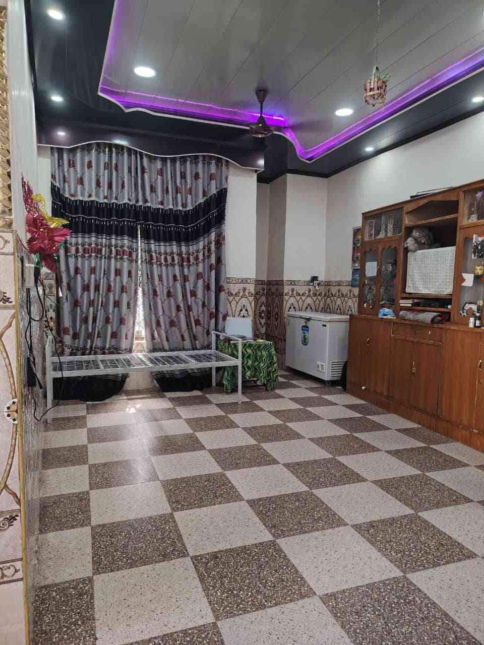 السلام عليكم عقار  للبيع طريق الدبلة المساحة الكلية 500متر مسافة قريبة كلش عن الشارع الرئيسي وتبليط واصل لحد الباب يحتوي العقار على غرفتين نوم/مطبخ /استقبال/هول/مجمع صحيات /+حديقتين 
للاستفسار الاتصال على صاحب الدار مباشر
***********
***********
