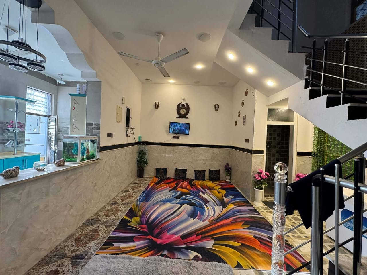 بيت للبيع مع الاثاث
حي الشهداء قرب مدرسه 
قريب ع الجمعيات وقرب ع حي الشهداء
بلازما  عدد ٤
ثلاجه كبيره 
ثلاجه صغيره
مجمده 
كاونتر سعره ٤ ونص 
براد ماء
غساله اوتماتيك
غرفة اخشاب كامله
كامرات 
سبالت عدد ٣
المساحه ١٢٥ طابقين بناء حديث
مطلوب إسكان وانا ابقى اسدد الاسكان

***********
170وبيه مجال
