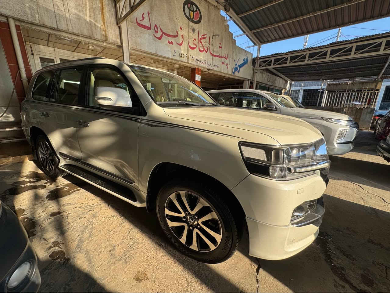 تۆیۆتا لاند کرۆزەر ٢٠١٩ 
Toyota Land cruiser 2019 gxr grandturing
سەیارەکە زۆر پاکە و بێ کێشەیە رەقەم هەولێرە بە ناوی خۆمانە سەیارەکە هی مەحرەز نیە زۆر پاکە و بێ کێشەیە 
دینارێک مەسرەفی تێدا نیە تاخم تایەی تازەی بۆ بەسترایە دینارێک مەسرەفی نیە هەموو گیانی پاکە 
بێ بۆیاخە جێەکی بچوکی ساردی هەیە هی باس کردن نیە بەلام بێ منەتین لە مالەکە ماوەی رۆشتنی ١٩٤ هەزار کم گێر و مەکینە و کارەبایاتی بە شەرتە 
ناو گێجی لگزیزە سندوقی کارەبای و شەفتە دوو بەسمەی شەریکەی لەگەلە شەغالە 
تەقە و رەقەی نیە شەش پستۆنە کوشن جلد و کارەبایە بەرگی ئەسلی تێ گیراوە و بەرگی بیلادیەکەی لۆکە سەیارەکە هەموو گیانی بە شەرتە  
نرخی داوای ٤٨٥ وەرەقە و مەجالێکی کەم سەیارەکە پاکە 
وە تکایە ئەگەر موشتەری نیت سەرمان مەیەشێنە گۆرینەوەش ناکەین 
بۆ زانیاری زیاتر ٥١٦١-٧٠٠-٠٧٥٠ 
سەیارەکەش هی مەحرەز نیە. هی خۆمانە أربيل, العراق


**إذا كنت صاحب هذا الإعلان وتريد حذفه لأي سبب، رجاءا أرسل رسالة إلى الدعم الفني**