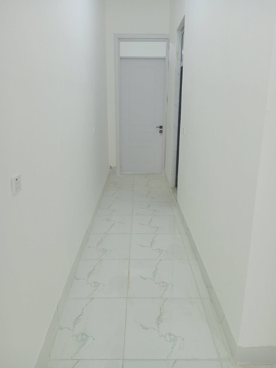 السلام عليكم
دار للبيع في حي الشهداء خلف محطة كهرباء التصنيع مساحة 125 طابق ونص 
الطابق الارضي استقبال صالة مطبخ حمام غرفة 
الطابق الأول غرفة وبيتونة 
***********
السعر 100 وبي مجال بسيط
