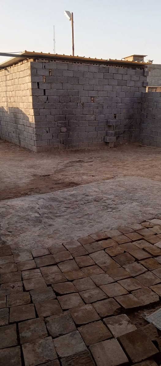 السلام عليكم بيت للبيع طابوزراعي سند 25 يتكون من غرفتي نوم واستقبال و مطبخ وصاله مزدوجه  البناء طابوك  السقف مسلح المسافه 260  متر أمام فظله  المكان قرب والد المحامي والكارتيه سراميك  البيت بيه محل كبير اكثر التفاصيل الاتصال ع الرقم ***********
