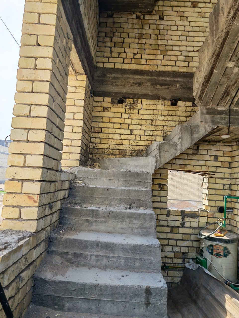 🏡 بيت للبيع في الغزالية – حي النزاهة
📍 موقع مميز جداً وقريب من المنصور والعامرية
والعقار تابع لمديرية بلدية المنصور، والتسجيل في مديرية التسجيل العقاري الكاظمية.

🔹 المساحة الكلية: 100 متر
🔹 الواجهة: 5 متر
🔹 الطول: 20 متر
🔹 سنة البناء: 2025 (بناء حديث)

🏗️ تفاصيل البناء:

- طابق أرضي مبني بالكامل وجاهز للسكن
- طابق ثاني نفس تصميم الطابق الأرضي (هيكل جاهز للإكمال حسب الرغبة)
- بناء مركزي قوي مع منظومات ثبات وإنشاء حديثة
- سطح كامل مع شتايكر (عازل ومبلّط)
- المجاري منفذة بالكامل داخل البيت وتحتاج فقط ربط بالمجاري الرئيسية

🛏️ عدد الغرف: 2
🚿 عدد الحمامات: 2
🌤️ عدد المناور: 2 (إنارة وتهوية ممتازة)

✨ التشطيبات الداخلية:

- أرضيات بورسلين درجة أولى
- إنارة سبوت لايت حديثة بالسقف
- صبغ جديد وجدران جاهزة
- تصميم عملي ومريح للسكن العائلي

✅ الخدمات متوفرة بالكامل:

- كهرباء واصل
- ماء واصل
- منظومات إنترنت ضوئي جاهزة
- منطقة سكنية هادئة ومخدومة

📞 للاستفسار والتواصل (اتصال أو واتساب):
***********

البيع مباشر من المالك.
