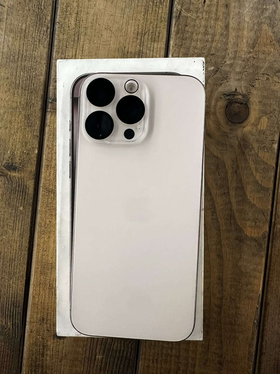 iphone 16 pro max 256 
حالة البطارية : ٩٢ 
عدد الدورات : ٣٥١ 
جامة الكاميرا مفطورة وما مأثر عليها نهائياً 
تفحص الجهاز وتشوف نظافتة بعينك 
السعر مليون ٢٥٠ الف 
مكاني الدورة حي الصحة 
***********
