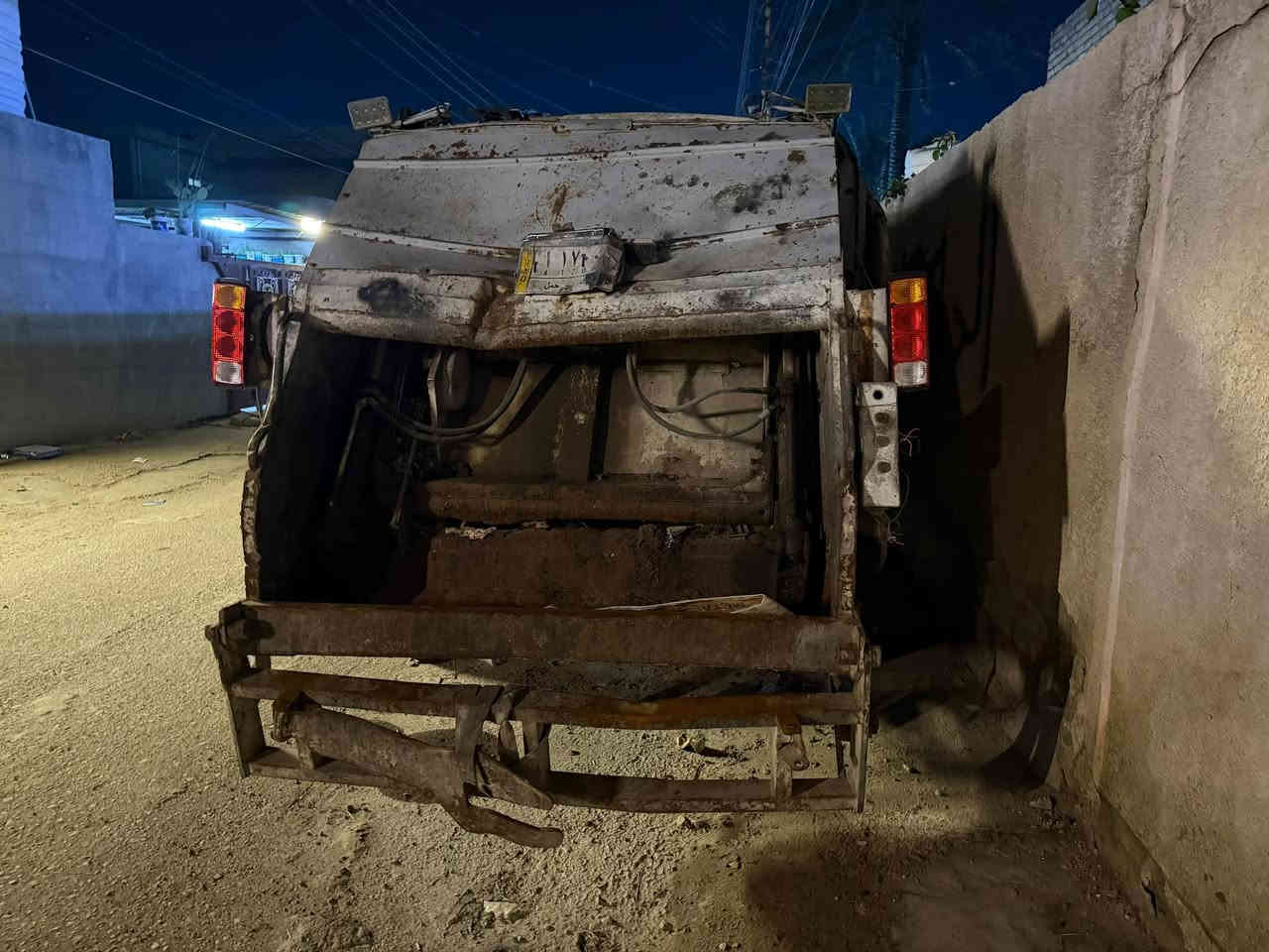 ازوزو 4 طن
جاهزة 
الاضرار سمكرة بدي
شغالة جاهزة للشغل كهرباء كامله
سنوية تحتاج تجديد
رقم كركوك
سعر 60 ورقة بيه مجال
اي استفسار ‭0771 341 9658‬
