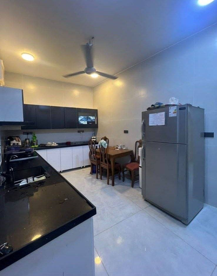 🏠 *دار للبيع - طابو صرف* 
 
*الموقع:* الحلة - الجزائر، حي السجاد مقابل المحكمة الجديدة   
*المساحة:* 125 متر 
 
*التفاصيل:* 
*الطابق الأول:* 
- غرفة واحدة 
- استقبال + مطبخ + كندور + مجمع صحيات 
- منور + كراج سيارة 
 
*الطابق الثاني:* 
- غرفتين 
- مجمع صحيات + كندور 
 
*إضافات:* سطحين - عالي وانصي 
 
   
📞 *للاستفسار

***********
