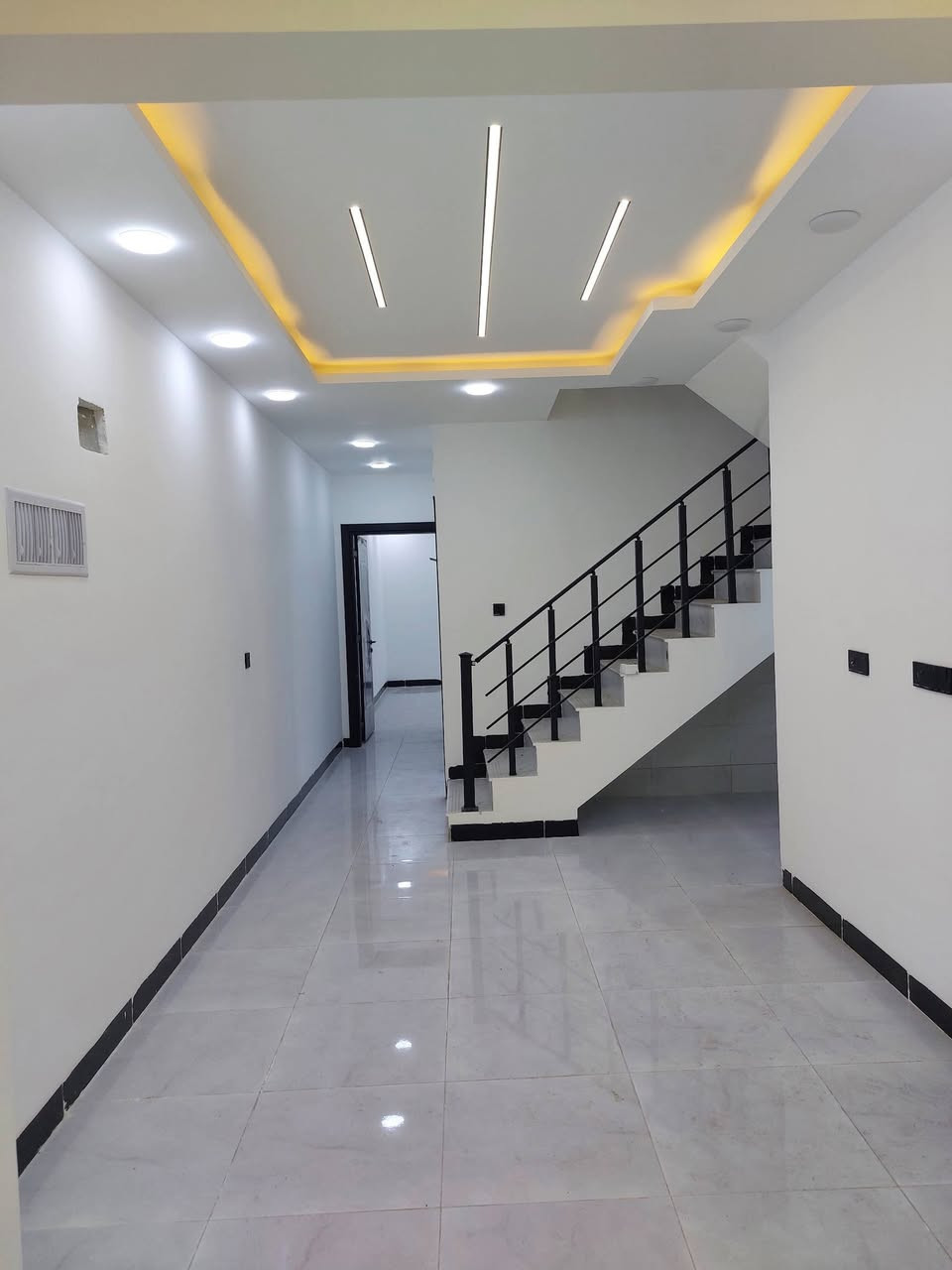 للبيع .
دار حي النور خلف سايدين التل. 
المساحه ١٢٠ متر واجهة ٦ متر والعمق ٢٠ متر .
اتجاه شروق شارع تبليط. 
يحتوي على ٥ غرف نوم وهولين واستقبال مع باقي المشتملات. 
الدار بناء حديث وتسليم فوري مع فيديو لمراحل البناء من حدل وتسليح وباقي التفاصيل. 
لمزيد من المعلومات والسعر الرجاء الاتصال على أرقام المكتب لطفا 
***********
***********
***********
او مراجعة المكتب في حي النور بعد دورة زيناوه بأتجاة دانيه ماركت مقابل صيدليه الكوثر.
