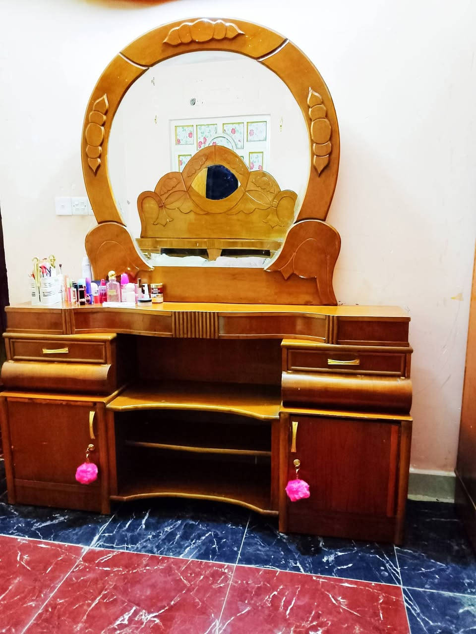 غرفه نوم 6بيبان تزكام مسكمه صاج وجهين داخل وخارج ثقيل وتكمه شغل نجار عراقي مال عماره والضهر جرجوبه شد براغي وكلش نضيفه الغرفه والسعر 450 شراي اتصل عالرقم *********** ميسان حي شهداء
