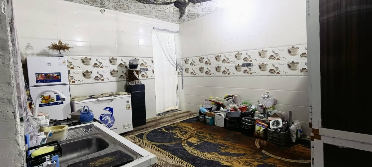 بيت طابو زراعي سند ٢٥ معاملة تطويب 
المساحة ٢٠٠متر مريع 
عدد الغرف ٢
براني ٤×٧
الصالة ٤ ×10
مطبخ ٤×٥
طارمة وممرات 
حمام خارجي وحمام داخلي 
يبعد عن التبليط شارعين 
كافة الخدمات 
العنوان .. طريقالسنية العام عامو ٦٤٢ قرب اصباغ كرستال كيان سابقا 
السعر ٥٠ قابل لتفاوض 
الاتصال فقط .. *********** ديوانية, القادسية
