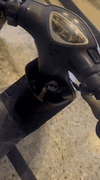 السلام عليكم
اخوان ماكس عدلة للبيع 
الدراجة كلها بلادي عدة السلف 
مكينة بلادية . 
ادمة كاملة مسويلها . 
كهربائيات كلها شغالة .
شلعة ومعدل . 
كيجات شغالة .
لايت .LED . 
اورقها موجودة . 
عنوان . حي سومر البنوك شارع المدارس.  
سعرها . 900 . وبيها مجال للشراي ويدلل  . 
رقم . ***********
