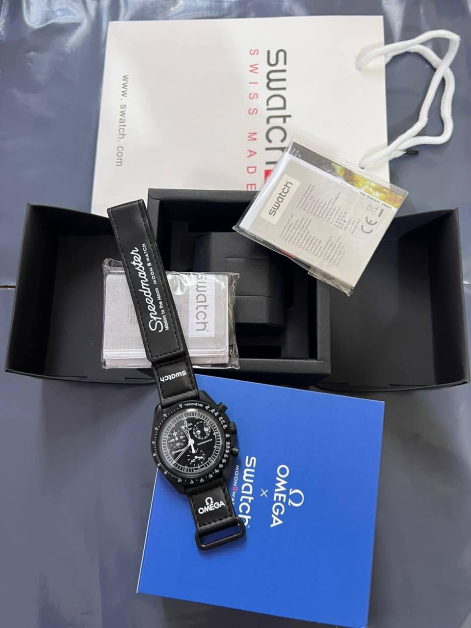 ساعة من ماركة اومكا Omega x Swatch MoonSwatch وارد اوربي
تحفة فنية

تصميم مستوحى من سطح القمر والأرض

مكينة كوارتز ناعمة ستوبوج (جميع السناتر شغاله)

المينا رمادية محببة تعكس شكل التضاريس القمرية

فول لامينوس ارقام واميال

مؤشر مراحل الأرض شغال يظهر الأرض بألوان خاصة والمحيطات تتوهج تحت ضوء UV

مؤشر مراحل القمر شغال 

هيكل من مادة Bioceramic (خليط بين السيراميك والبلاستيك الحيوي)

 سير قماش VELCRO مختم

زجاج معدني مقبب ضد الخدش

مقاومة ماء وغبار 

السعر 35الف مع توصيل والملحقات


**إذا كنت صاحب هذا الإعلان وتريد حذفه لأي سبب، رجاءا أرسل رسالة إلى الدعم الفني**