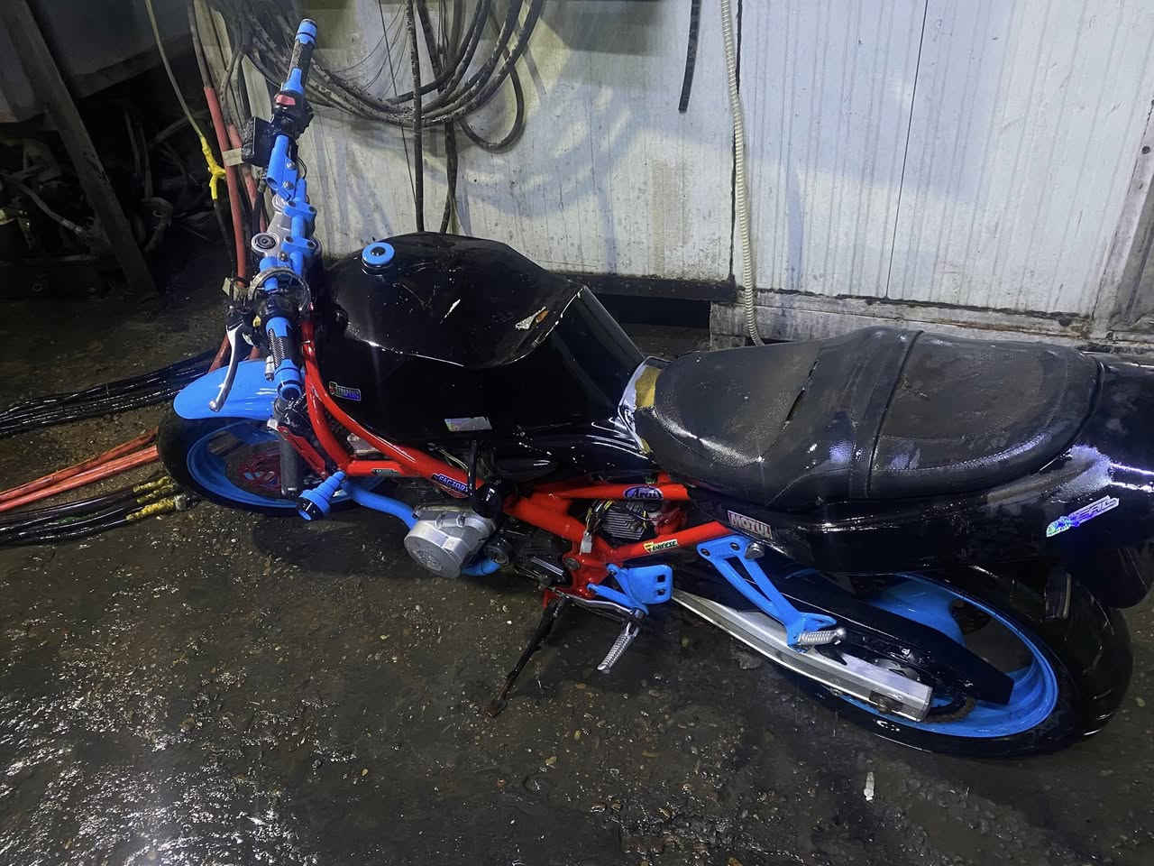 السلام عليك ساسوكي بانده دبل فصلهه واكفه ماتشتغل  وديتهه لمصلحين عالم تكول ولفات وعالم تكول كابريتر هاي الفيتربه الي منطقتي ما وديتهه لكفاح لان شغل  شاهد الله لان بالكفاح خابرتهم كالولي لازم تجيبهه يجوز ماطعه ناريه اهواي امور ف المهم رايدهه ب400قفل لان الدراجه الله شاهد متعوب عليهه وشوفتك عينك بس مجال ماعندي اصلح قفل مو تدخل خاص مع احترامي الك او اتخابر تكلي بيهه مجال ما اكدر والله معمرهه بيدي دراجه وشغلي الي وكففني ما اصلحهه ورايد ابيعهه مكاني بغداد بغداد جديده رقمي ***********ومتواجد واتساب
