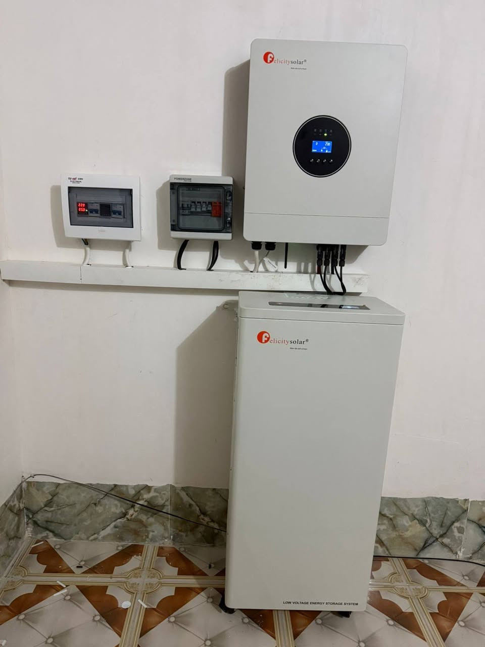 عملنا لهذا اليوم . 7/1/2026
تم بفضل الله تنصيب منظومة طاقة شمسية لبيت الاخ محمود الياسين في قضاء العلم. 
#مركز_دجلة_للطاقة_الشمسية 
عنواننا//
صلاح الدين تكريت القادسية الشارع العام 
الانبار الرمادي شارع 60
للاستفسار//
***********
***********
