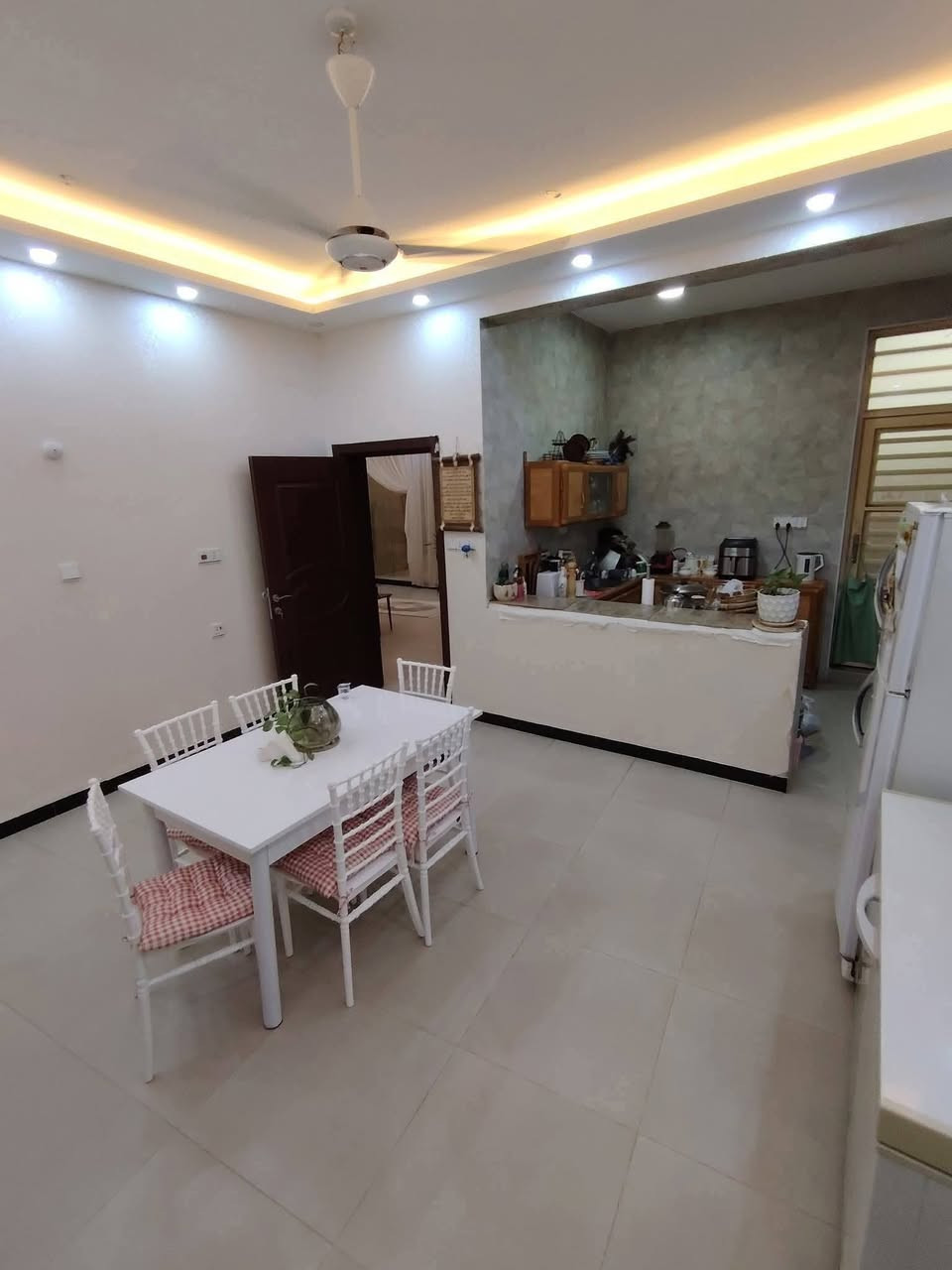 دار للبيع بناء حديث نادر الأولى قرب مجمع المدار س 
مساحته اة2 متر طابو زراعي سندة2 
الواجـهــــــة 0اامتر 
زال 25 متر 
الـ 
حنويات الـدار طابقين بناء حديث درجة أولئ 
ـق الأرضـ 
الطابـ 
غرفينـــــم وصاله وكليدور ومطبخ حار وبارد ومجمع صحيات 
داخلي وخارجي وكراج كببر وحديقة 
ـق الثانـ 
الطابــ 
غرفتين نــوـم وكليدور ومجمع صحيات 
ـلاســـــفـسـار***********
#موقع الكائن جمعية فرع صيدلية مرحبا 
#مكتب سولار لاند الهندسي ✅️
