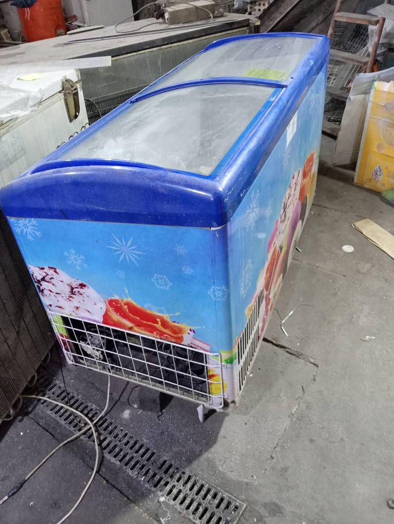 ع بركة الله يوجد لدينا عارضات عموديه وثلاجات  مستعمل اخو الجديد باسعار حلوه شرط الشغل والفحص ***********عنوان ناصريه شارع صلاة الجمعه مقابيل ساحه العمال سابقا ناصرية, ذي قار
