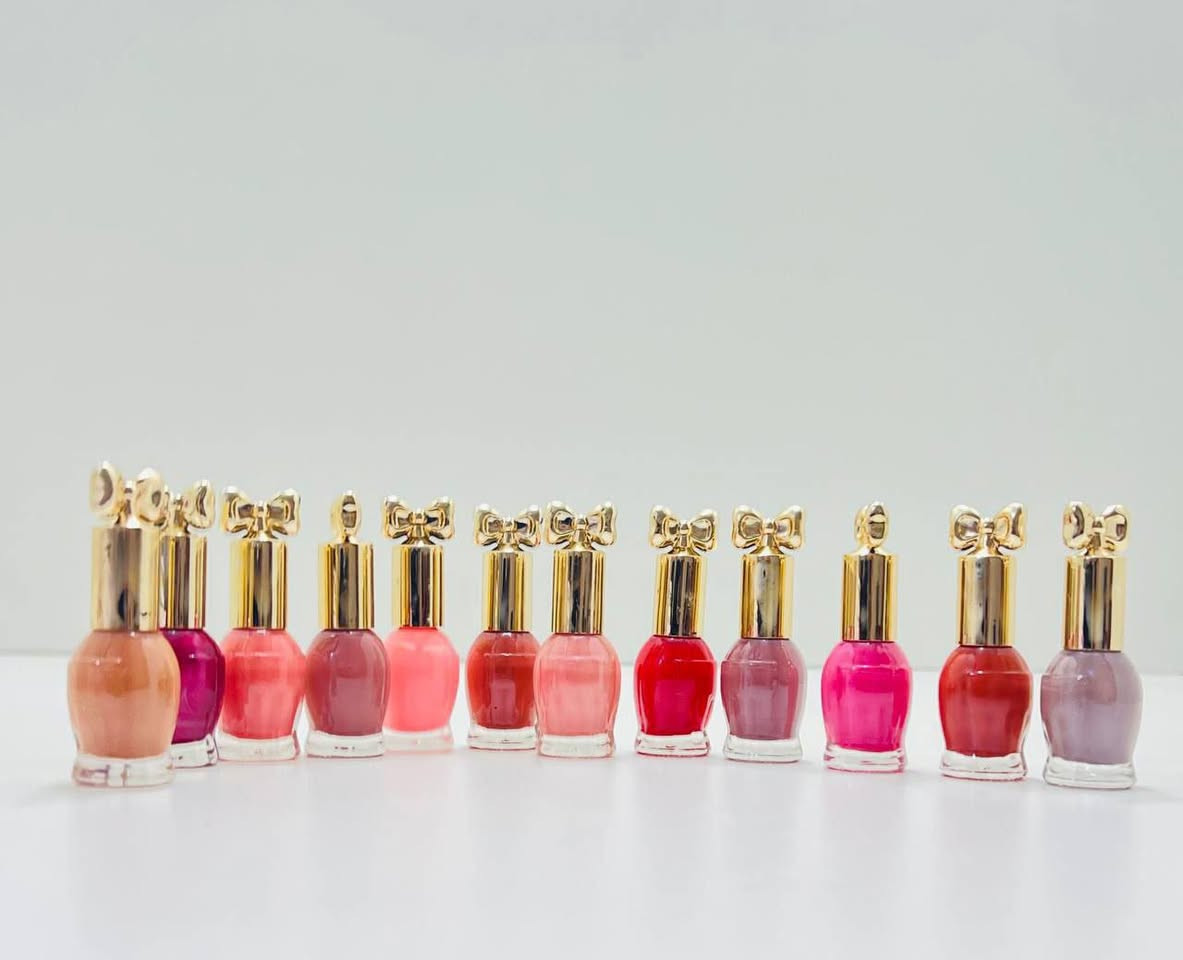 مجموعة من طلاء الأظافر بألوان مختلفة. 
تتكون المجموعة من 12 زجاجة صغيرة.
تتراوح الألوان من الوردي الفاتح إلى الأحمر الداكن.
تتميز كل زجاجة بغطاء ذهبي اللون على شكل عقدة فراشة أنيقة.
يبدو أن طلاء الأظافر يتمتع بلمسة نهائية لامعة

 12 قطعه 
تحتوي على جنطة حافظه  للاضافر😍🔥

سعرهم 6 الاف بس🙈🙈


**إذا كنت صاحب هذا الإعلان وتريد حذفه لأي سبب، رجاءا أرسل رسالة إلى الدعم الفني**