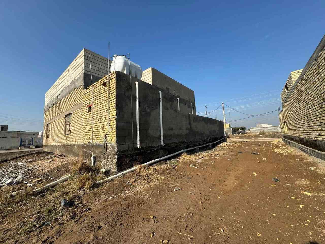سلام عليكم ورحمة الله وبركاته يوجد بيت للبيع مساحه البيت 250م مع قطع 750م بناء طابوك سقف عكادهه سطح شتايكر زراعي يقع بين سوق الشيوخ والفظليه قرب صوره سيد جاسم الاستفسار على هذا الرقم ***********
