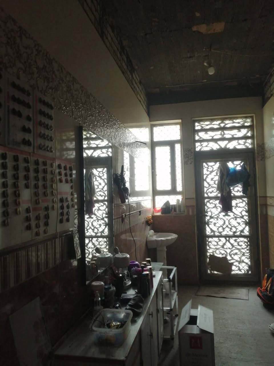 السلام عليكم بيت للايجار
موقع الشهداء خلف عمارة الجنابي
الشارع الثاني
مساحه البيت ١٢٥ متر
هول ومطبخ
صاله
مناور عدد ٢
غرفة نوم
مزود البيت بتانكي وماطور ماء
مزود بخط مولد
بدل الإيجار ٢٥٠ قفل
عائله صغيره فقط
الارضيه صبه موضح بالصور
للاستفسار *********** وتساب
