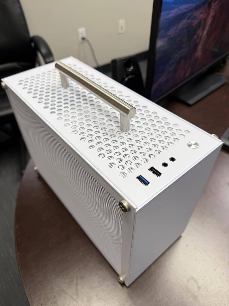 Itx pc بدون كارت وهارد 
جمعتهة مابقت عندي فلوس اكملها بسبب الضروف و الاسعار الجديدة 

B650i night devil 
R5 7600x
Jonsbo low profile cooler 
16gb ddr5 
Metalfish t60 case 
Metalfish 500w sfx psu
Pcie gen4 riser cable 

السعر 750 الف توصيل موجود


**إذا كنت صاحب هذا الإعلان وتريد حذفه لأي سبب، رجاءا أرسل رسالة إلى الدعم الفني**