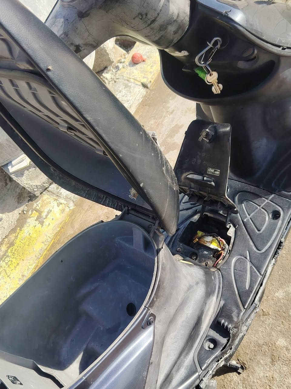 اسلام وعليكم
ماطور اكزز 100للبيع
الوايرمنيه شرط
والشاخصي شرط
الكيجات شرط
المكينا مامفتوحه
السعر 350 الف 
الاستفسار اتصال ***********
