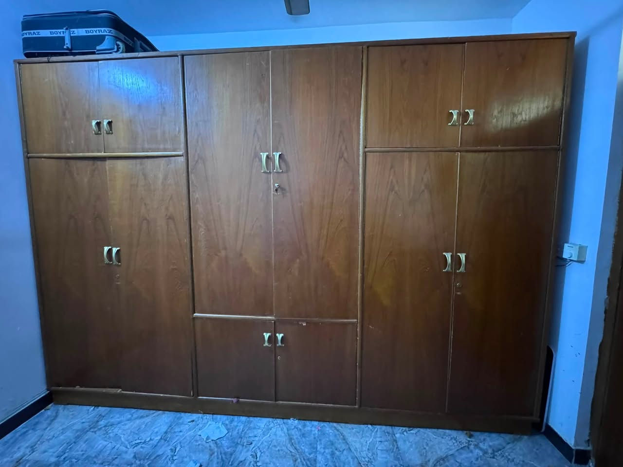 أغراض منزل للبيع 
كنتورد200
بوفيه125
جربايه175
غساله ١٢٥
مبرده ٥٠
تلفزيون شغال بس بي خلل ٢٥ الف
مكان بغداد الشعب قرب سوق شلال 
رقم الهاتف ***********
